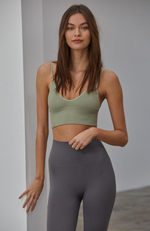 Seamless Ribbed Triangle Brami